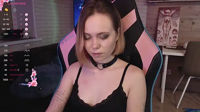 Snapshot of lucy_mirror chatting on 12, 11, 2025 lucy mirror online show from 12, 11, 2025