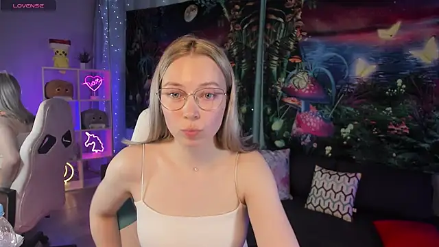 Snapshot of TiffanyBatson chatting on 4, 3, 2025 TiffanyBatson online show from 4, 3, 2025