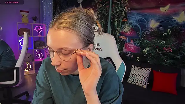 Snapshot of TiffanyBatson chatting on 5, 3, 2025 TiffanyBatson online show from 5, 3, 2025