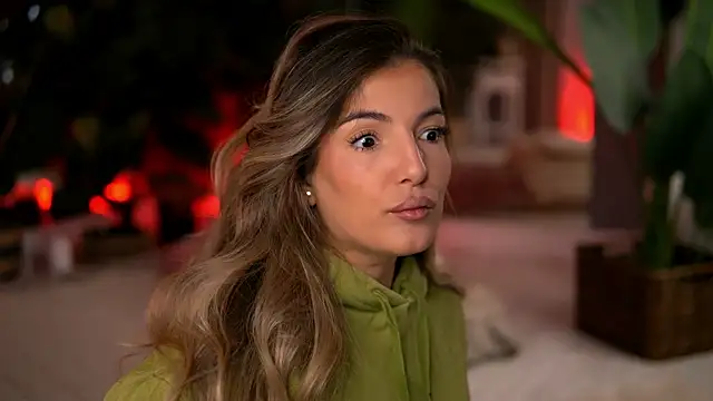 Snapshot of KellyMathews chatting on 22, 12, 2025 KellyMathews online show from 22, 12, 2025