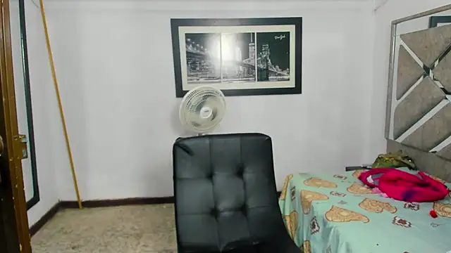 Snapshot of EvaxEmma chatting on 13, 11, 2025 EvaxEmma online show from 13, 11, 2025