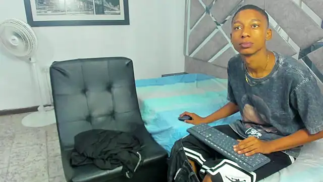 Snapshot of EvaxEmma chatting on 25, 11, 2025 EvaxEmma online show from 25, 11, 2025