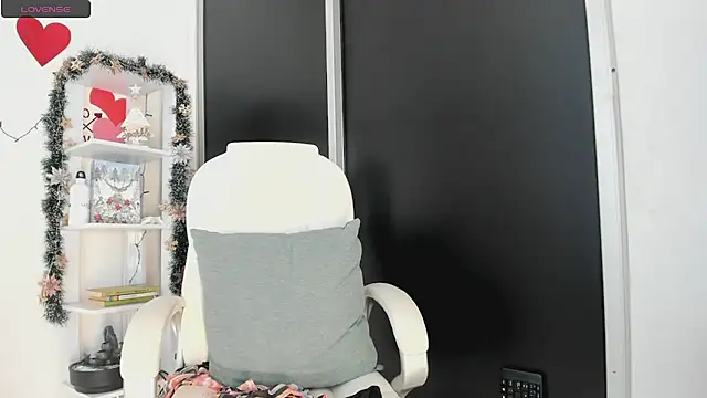 Snapshot of UrNewFantasy chatting on 23, 12, 2024 UrNewFantasy online show from 23, 12, 2024