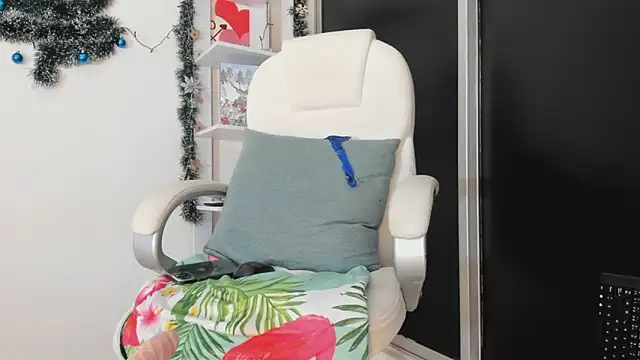 Snapshot of UrNewFantasy chatting on 5, 1, 2025 UrNewFantasy online show from 5, 1, 2025