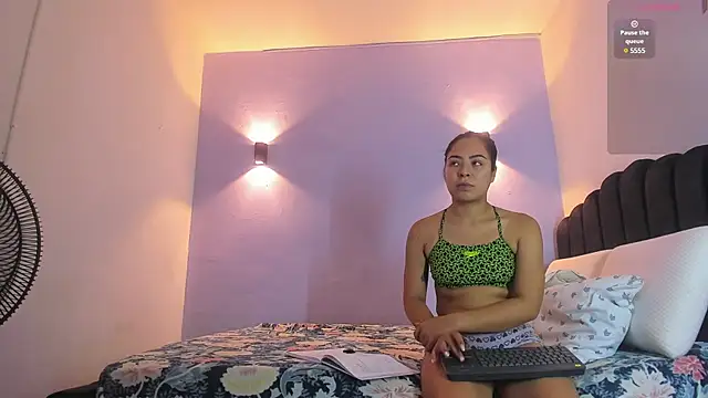 Snapshot of Sofia_Clauss_ chatting on 5, 1, 2025 Sofia Clauss online show from 5, 1, 2025