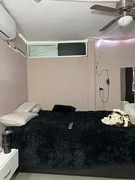 DarianaGuzz online show from 24, 1, 2025