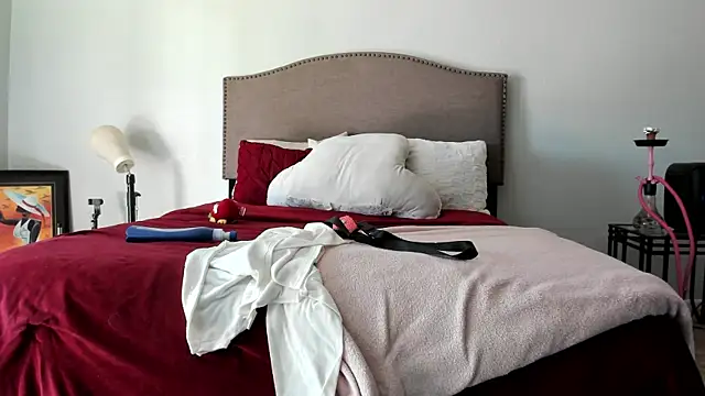 yiauana online show from 8, 9, 2025