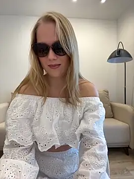 Snapshot of Little_Forest_ELF chatting on 12, 10, 2025 Little Forest ELF online show from 12, 10, 2025