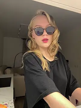 Snapshot of Little_Forest_ELF chatting on 17, 10, 2025 Little Forest ELF online show from 17, 10, 2025