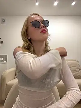 Snapshot of Little_Forest_ELF chatting on 25, 10, 2025 Little Forest ELF online show from 25, 10, 2025