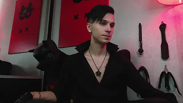 Joseph  Quinn online show from 4, 2, 2025