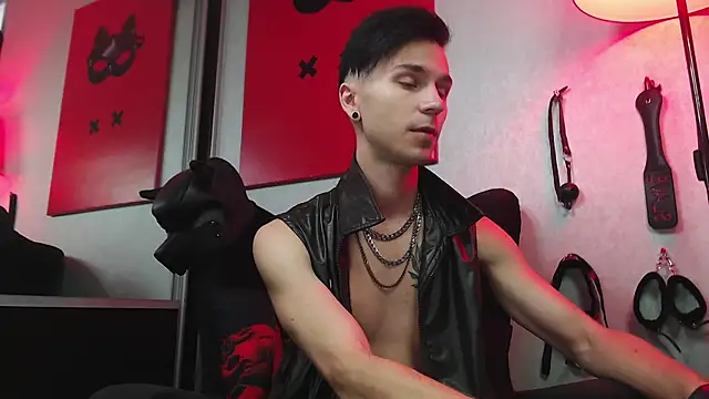 Joseph  Quinn online show from 6, 3, 2025