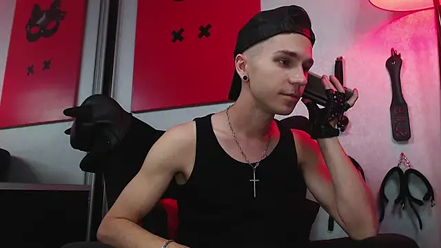 Joseph  Quinn online show from 8, 3, 2025