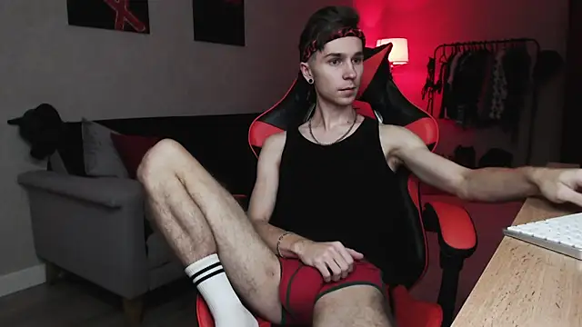 Joseph  Quinn online show from 15, 11, 2025