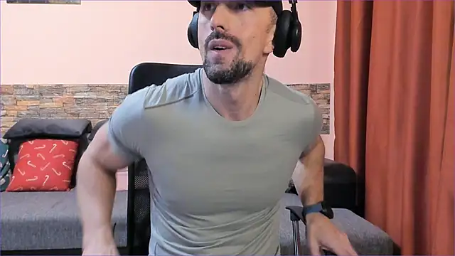 HotHunkTrainer online show from 24, 2, 2025