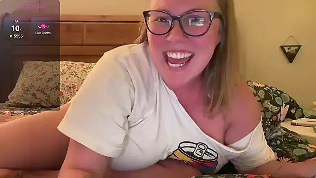 Snapshot of GlitterKitty108 chatting on 20, 10, 2025 GlitterKitty108 online show from 20, 10, 2025