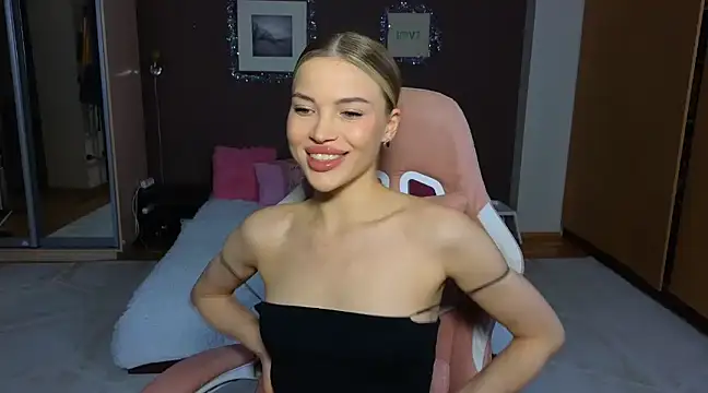 Snapshot of EmmyMills chatting on 4, 1, 2025 EmmyMills online show from 4, 1, 2025