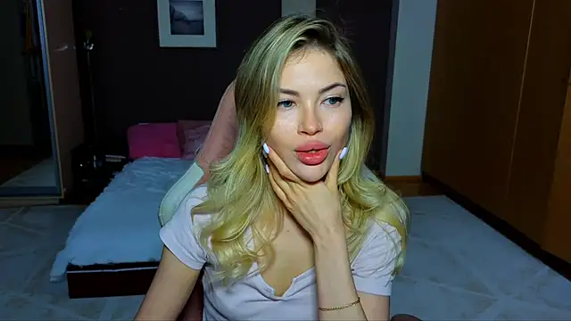 Snapshot of EmmyMills chatting on 14, 2, 2025 EmmyMills online show from 14, 2, 2025