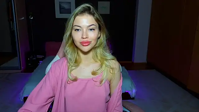 Snapshot of EmmyMills chatting on 15, 2, 2025 EmmyMills online show from 15, 2, 2025