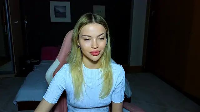 Snapshot of EmmyMills chatting on 16, 2, 2025 EmmyMills online show from 16, 2, 2025