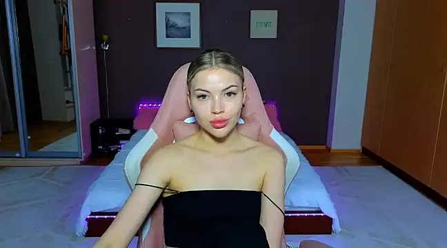 Snapshot of EmmyMills chatting on 4, 3, 2025 EmmyMills online show from 4, 3, 2025