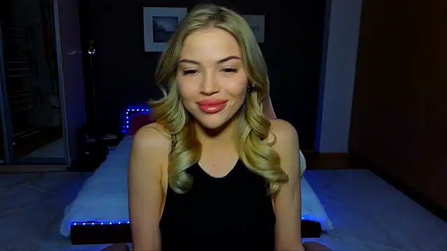 Snapshot of EmmyMills chatting on 5, 3, 2025 EmmyMills online show from 5, 3, 2025