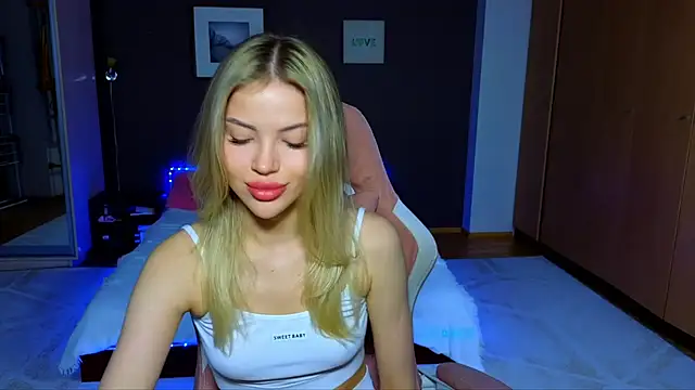 Snapshot of EmmyMills chatting on 8, 3, 2025 EmmyMills online show from 8, 3, 2025