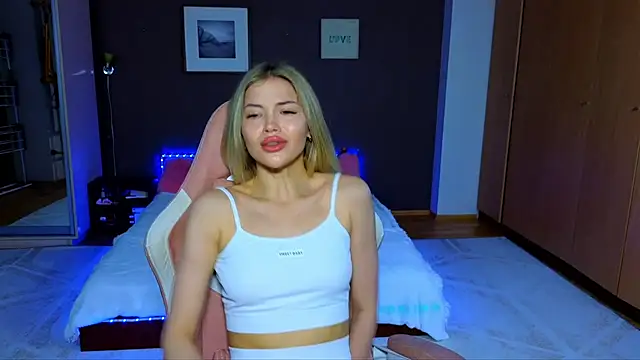 Snapshot of EmmyMills chatting on 9, 3, 2025 EmmyMills online show from 9, 3, 2025