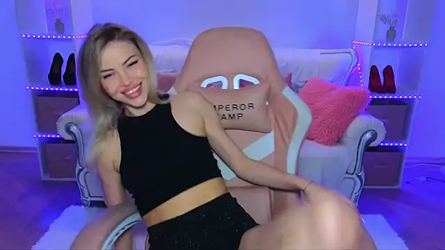 Snapshot of EmmyMills chatting on 17, 10, 2025 EmmyMills online show from 17, 10, 2025