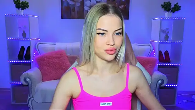 Snapshot of EmmyMills chatting on 19, 10, 2025 EmmyMills online show from 19, 10, 2025