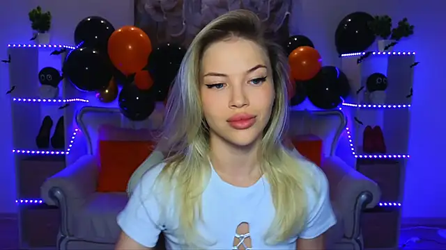 Snapshot of EmmyMills chatting on 28, 10, 2025 EmmyMills online show from 28, 10, 2025