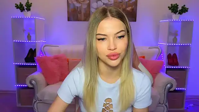 Snapshot of EmmyMills chatting on 7, 11, 2025 EmmyMills online show from 7, 11, 2025