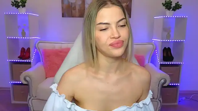 Snapshot of EmmyMills chatting on 29, 11, 2025 EmmyMills online show from 29, 11, 2025