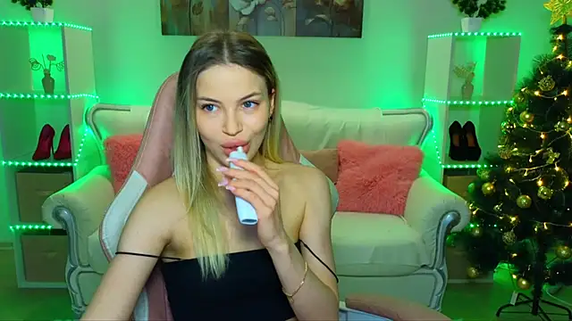 Snapshot of EmmyMills chatting on 20, 12, 2025 EmmyMills online show from 20, 12, 2025