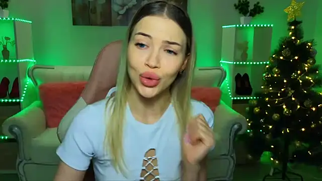 Snapshot of EmmyMills chatting on 21, 12, 2025 EmmyMills online show from 21, 12, 2025