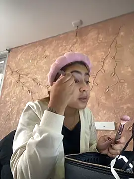 Miabonnett  online show from 4, 12, 2025