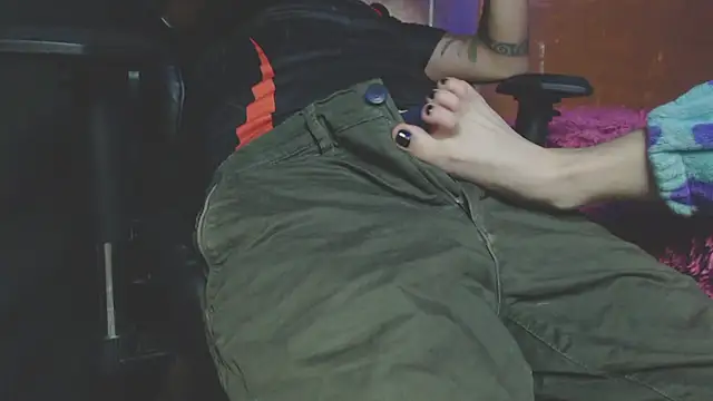 OldManAndGirlishLady online show from 8, 1, 2025