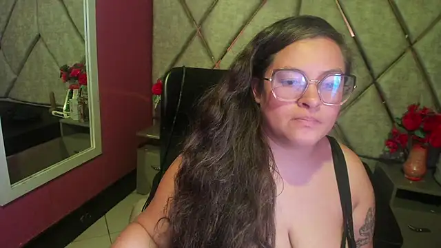 Snapshot of SaraThomso chatting on 1, 10, 2025 SaraThomso online show from 1, 10, 2025