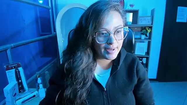 Snapshot of SaraThomso chatting on 9, 11, 2025 SaraThomso online show from 9, 11, 2025