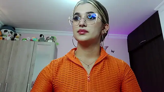 Snapshot of caroline_jonson chatting on 8, 12, 2024 caroline jonson online show from 8, 12, 2024