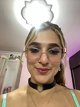 Snapshot of caroline_jonson chatting on 15, 12, 2024 caroline jonson online show from 15, 12, 2024