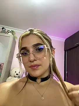 Snapshot of caroline_jonson chatting on 15, 12, 2024 caroline jonson online show from 15, 12, 2024