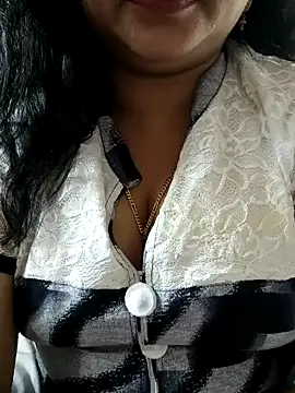 Snapshot of cuteyqueen chatting on 13, 1, 2025 cuteyqueen online show from 13, 1, 2025