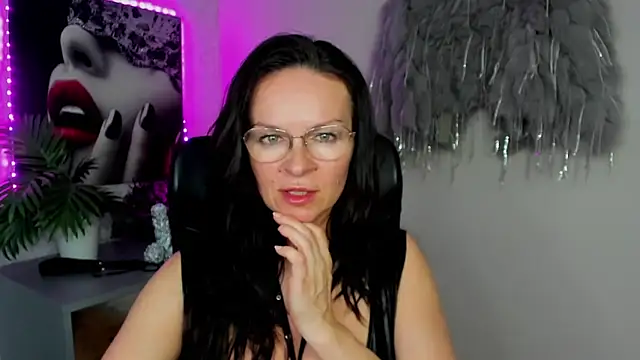 HelenLuxx online show from 12, 3, 2026