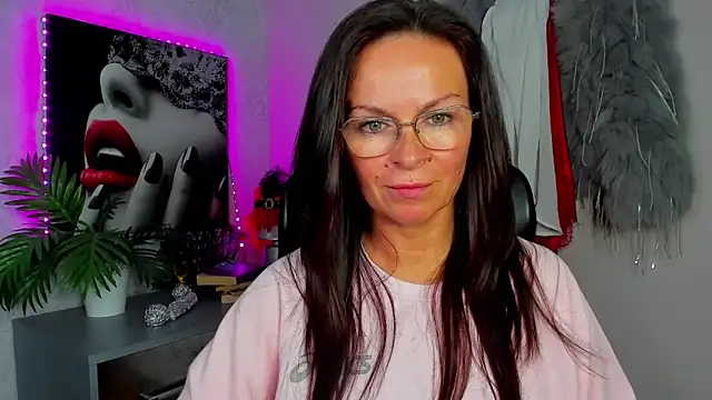 Snapshot of HelenLuxx chatting on 17, 6, 2026 HelenLuxx online show from 17, 6, 2026