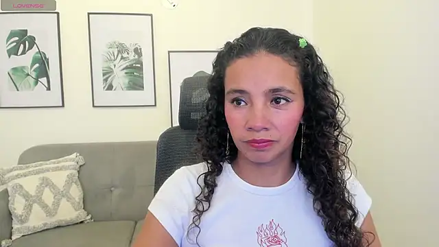 Snapshot of leslyflorez chatting on 26, 2, 2025 leslyflorez online show from 26, 2, 2025