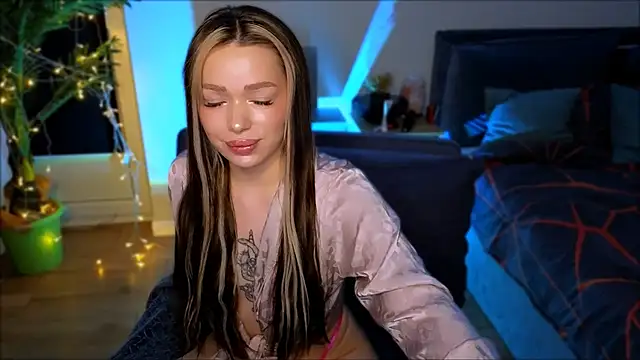 Lily Yin online show from 8, 3, 2025