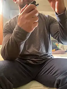 Snapshot of FumesClouds chatting on 2, 1, 2025 FumesClouds online show from 2, 1, 2025