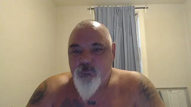 Newfiesausage1972 online show from 24, 10, 2025