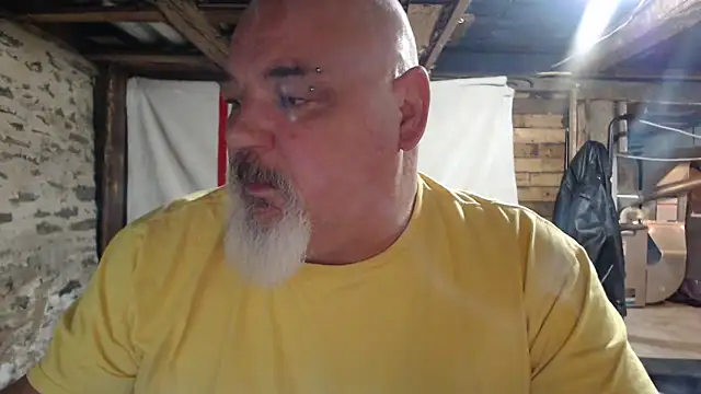 Newfiesausage1972 online show from 24, 11, 2025